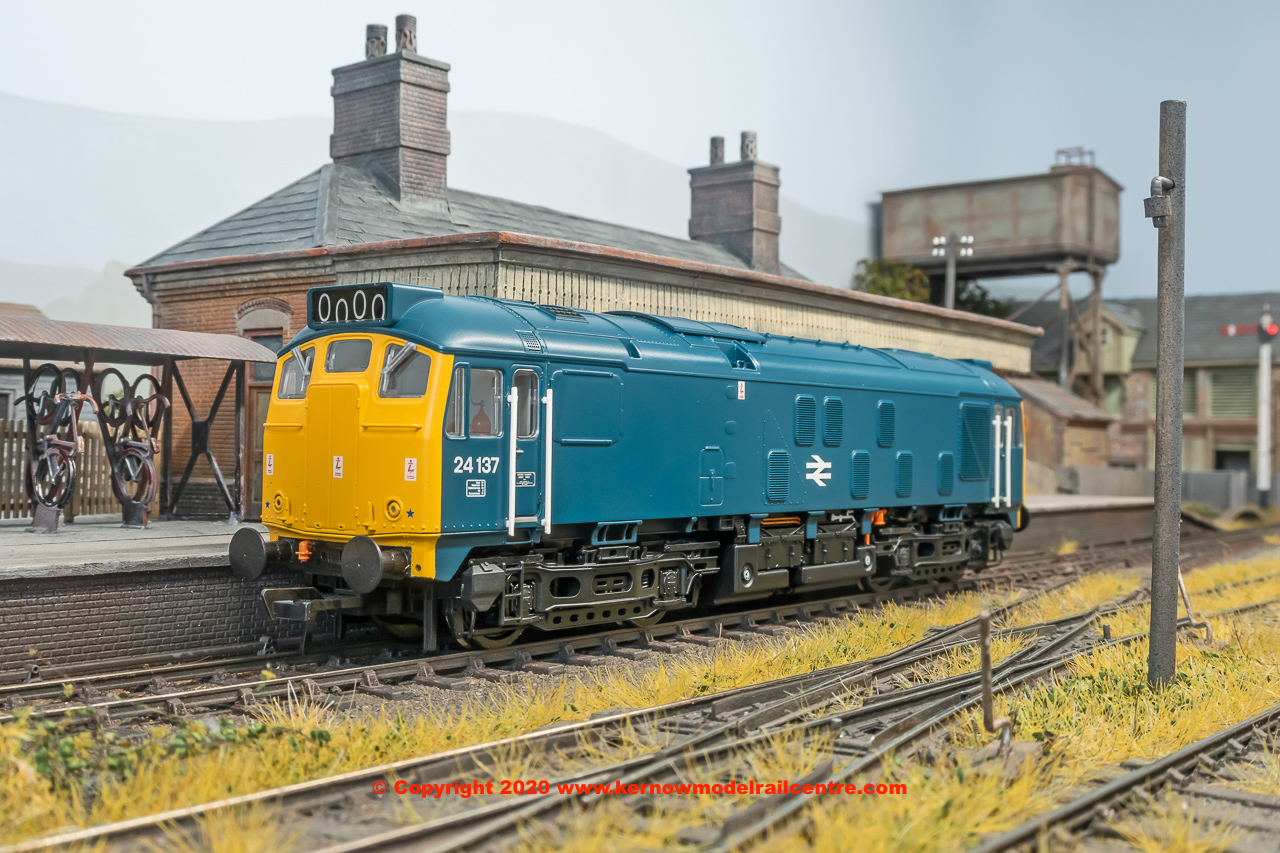 32-442 Bachmann Class 24/1 Diesel Locomotive number 24 137 in BR Blue livery